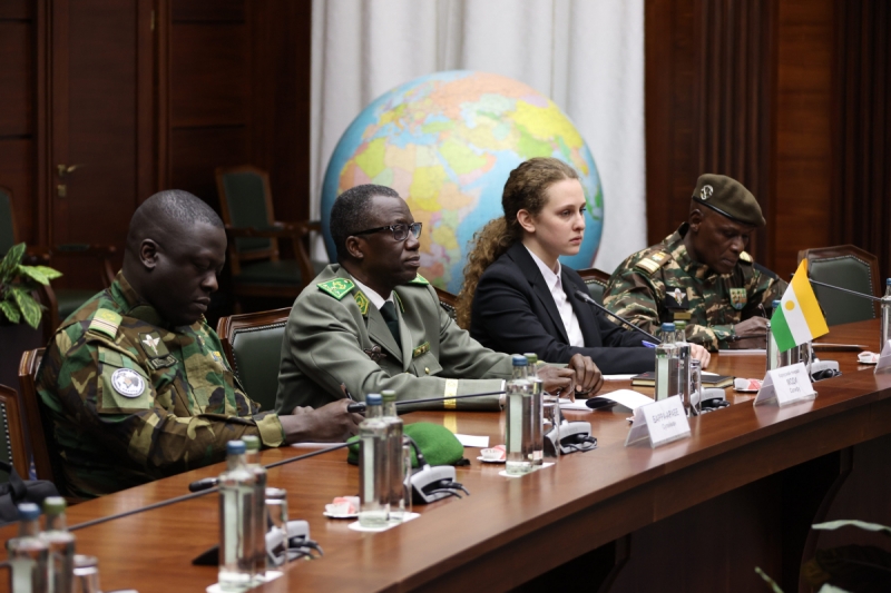 Замминистра обороны РФ генерал-полковник Александр Фомин провел рабочую встречу с Министром национальной обороны Республики Нигер