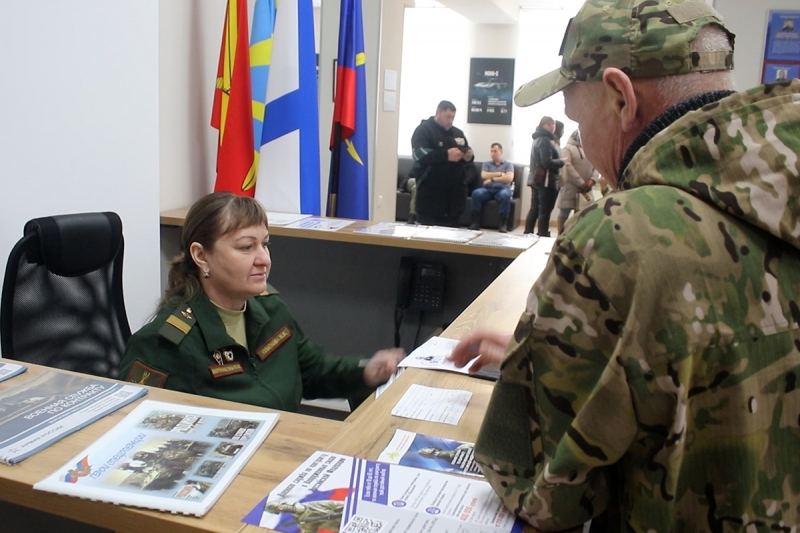 Более 1000 контрактов заключено в пункте отбора на военную службу в Новосибирской области в текущем году