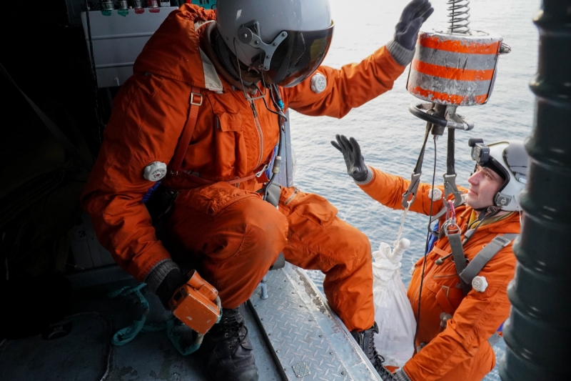 Экипажи корабельных вертолетов Северного флота провели учение по спасанию