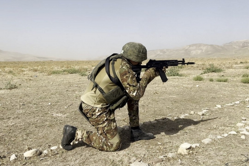 Группа российских мотострелков и минометные расчеты уничтожили ДРГ условного противника в горах Таджикистана