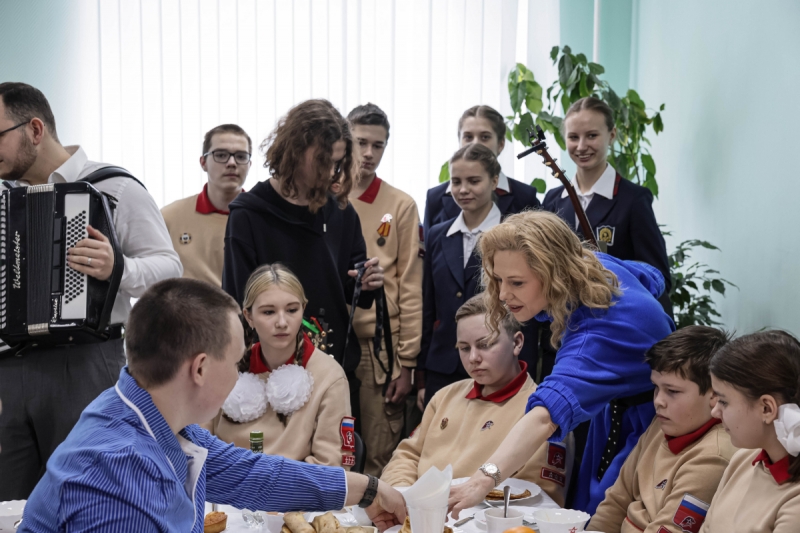 Худсовет Минобороны РФ поздравил с Масленицей участников СВО в госпитале Бурденко