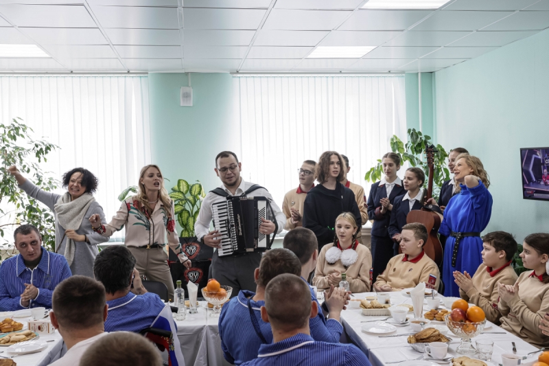 Худсовет Минобороны РФ поздравил с Масленицей участников СВО в госпитале Бурденко