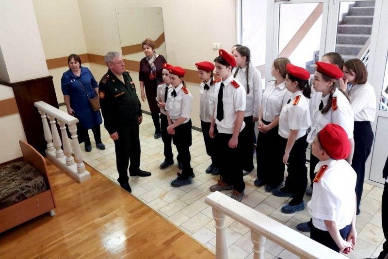Юнармейцы ХМАО посетили с экскурсией суворовское военное училище в Екатеринбурге