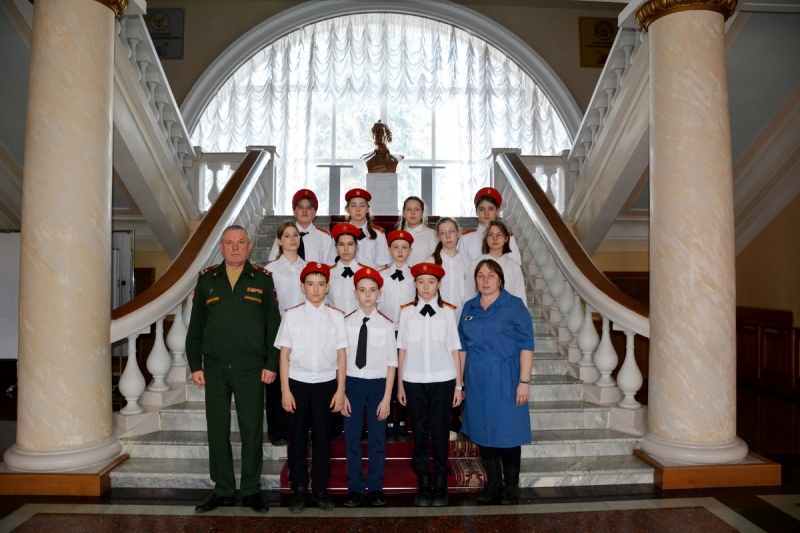 Юнармейцы ХМАО посетили с экскурсией суворовское военное училище в Екатеринбурге