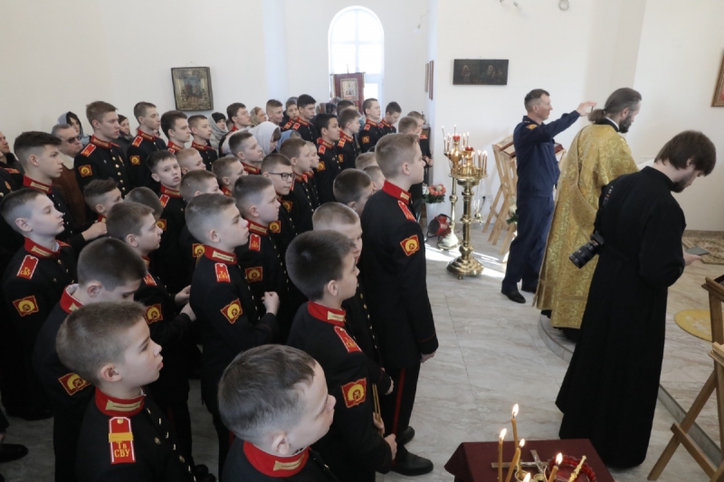 На территории Тверского суворовского военного училища прошло освящение храма