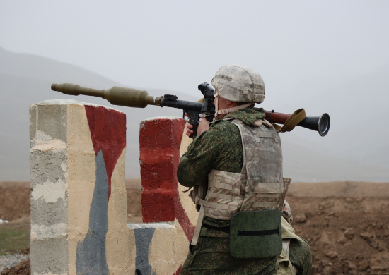Российские гранатометчики учились уничтожать опорный пункт противника в горах Таджикистана