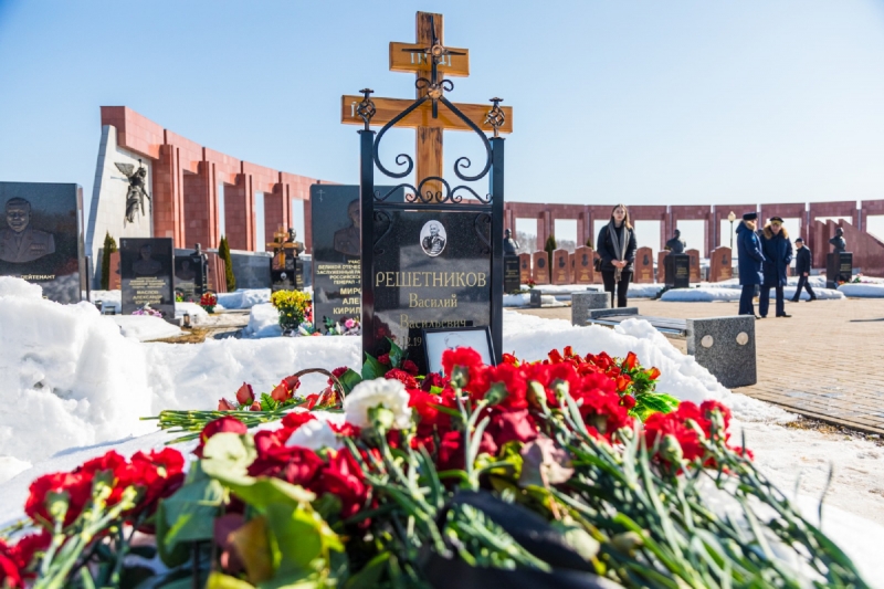 Сотрудники и участники клубных формирований ЦОК ВКС почтили память Героя Советского Союза Василия Решетникова