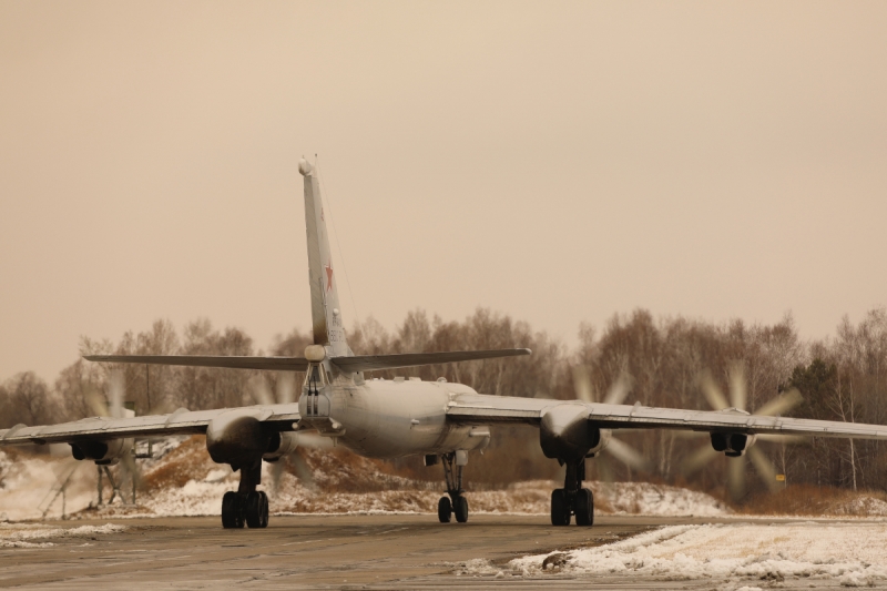 В Амурском авиационном соединении дальней авиации выполнены плановые полёты на самолётах Ту-95мс в сложных метеоусловиях
