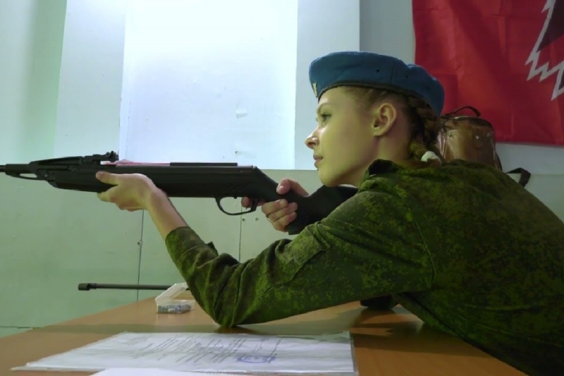 В Биробиджане девушки из военно-патриотических объединений приняли участие в областных соревнованиях по стрельбе из пневматического оружия