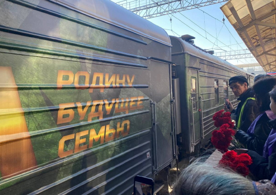 В годовщину воссоединения Крыма с Россией южноуральцы ознакомились с экспозициями поезда Минобороны России «Сила в правде»