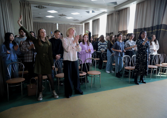 В Хабаровске артисты Ансамбля песни и пляски Восточного военного округа провели выступление для студентов торгово-экономического техникума