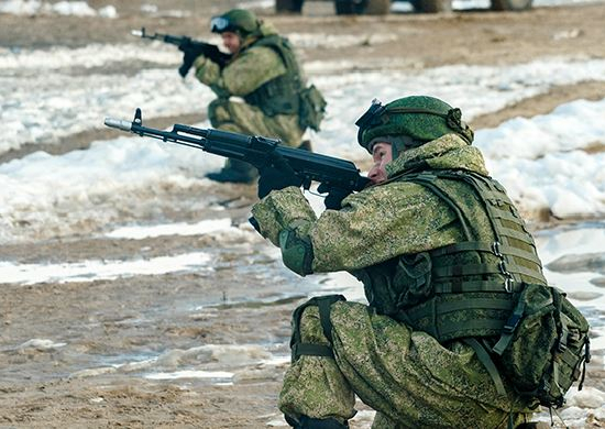 В Приморском крае военнослужащие ВВО в составе подразделений совершенствуют тактику действий в бою