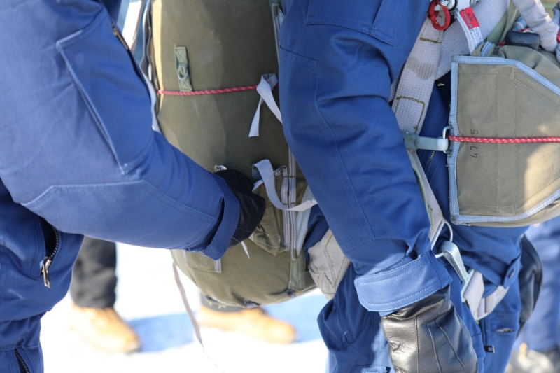 В Саратовской области молодые офицеры дальней авиации отработали практические действия по покиданию воздушного судна с парашютом