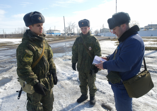 В Саратовской области на базе авиационного полка дальней авиации проведена тренировка подразделения гарнизонного патруля
