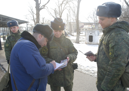 В Саратовской области на базе авиационного полка дальней авиации проведена тренировка подразделения гарнизонного патруля