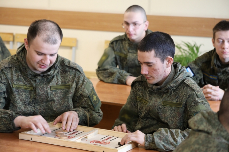 В Саратовской области в авиационном полку дальней авиации проходят занятия с военнослужащими по призыву