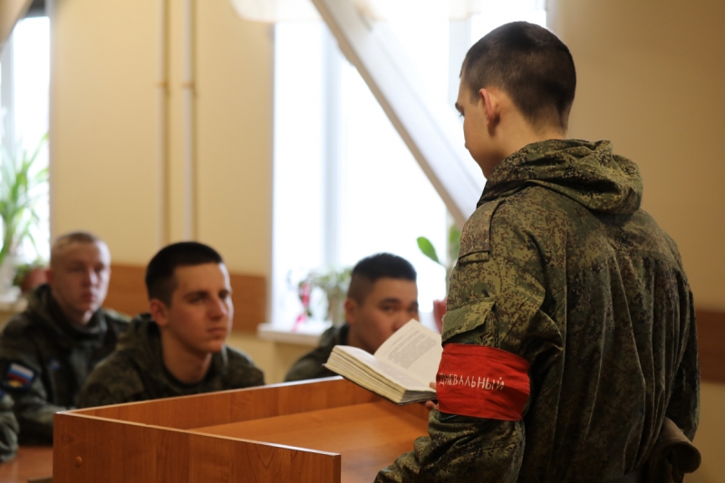 В Саратовской области в авиационном полку дальней авиации проходят занятия с военнослужащими по призыву