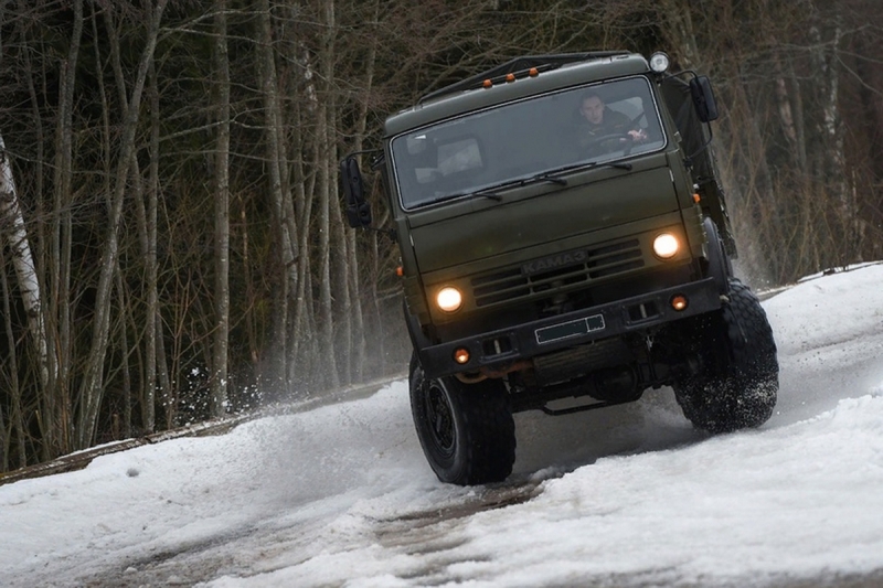 В Свердловской области военнослужащие ЦВО совершенствуют навыки вождения крупногабаритных колёсных автомобилей