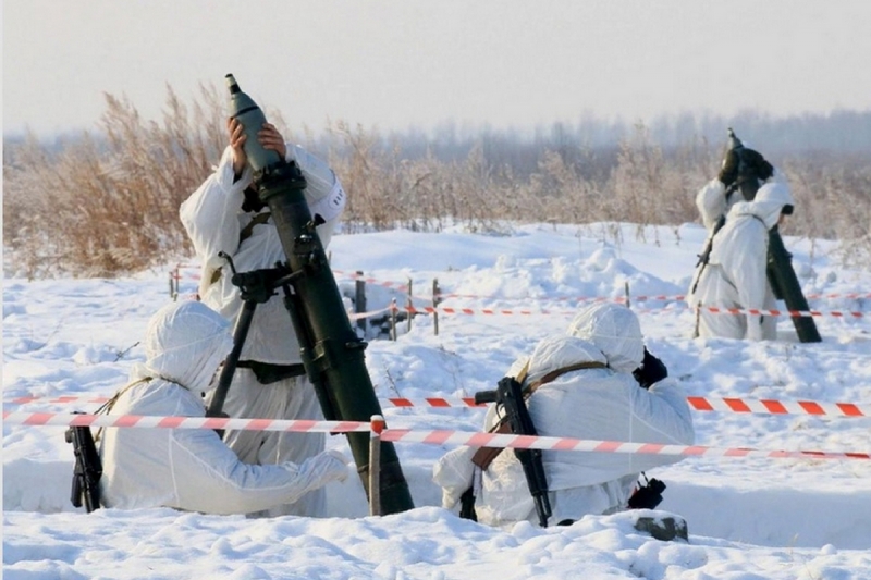 Военнослужащие ЦВО в ходе тактико-специального занятия на полигоне в Екатеринбурге преодолели полосу препятствий