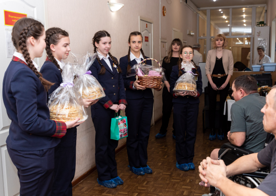 Воспитанницы Санкт-Петербургского пансиона поздравили с Масленицей военнослужащих, находящихся в госпитале Военно-медицинской академии