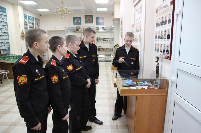 Воспитанники Уссурийского суворовского военного училища посетили выставку «Zаветам верны»