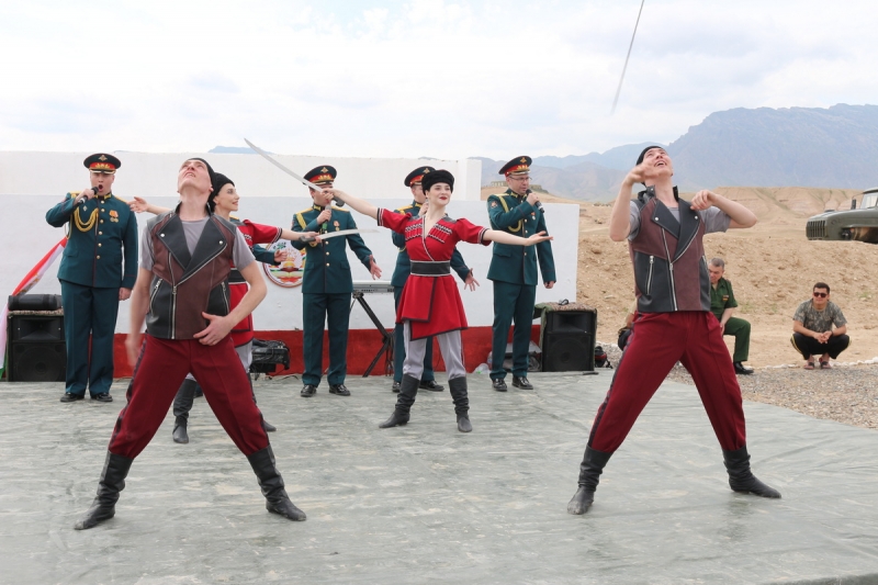 Ансамбль песни и пляски ЦВО выступил для участников российско-таджикского учения