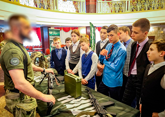 Более 300 школьников Кузбасса посетили урок мужества с участниками СВО