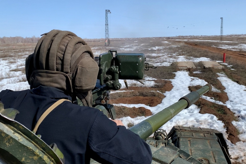 Будущие офицеры провели боевые стрельбы из модернизированных танков Т-72Б3 и Т-80БВ на полигоне под Оренбургом