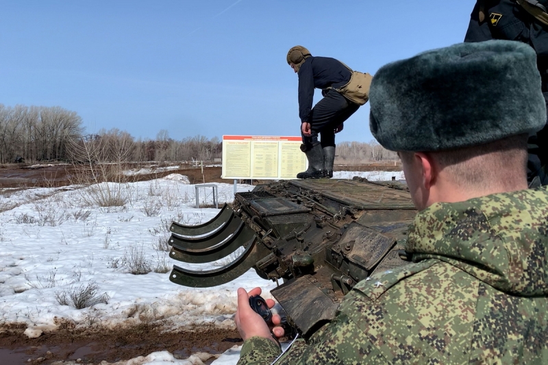 Будущие офицеры провели боевые стрельбы из модернизированных танков Т-72Б3 и Т-80БВ на полигоне под Оренбургом