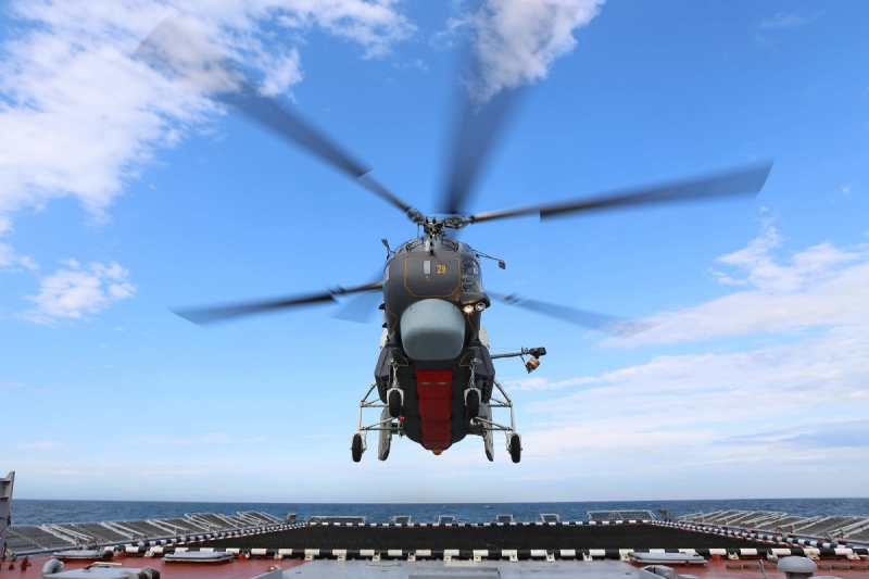 Экипажи вертолетов морской авиации Балтийского флота отработали взлеты и посадки на палубу авианосного корабля