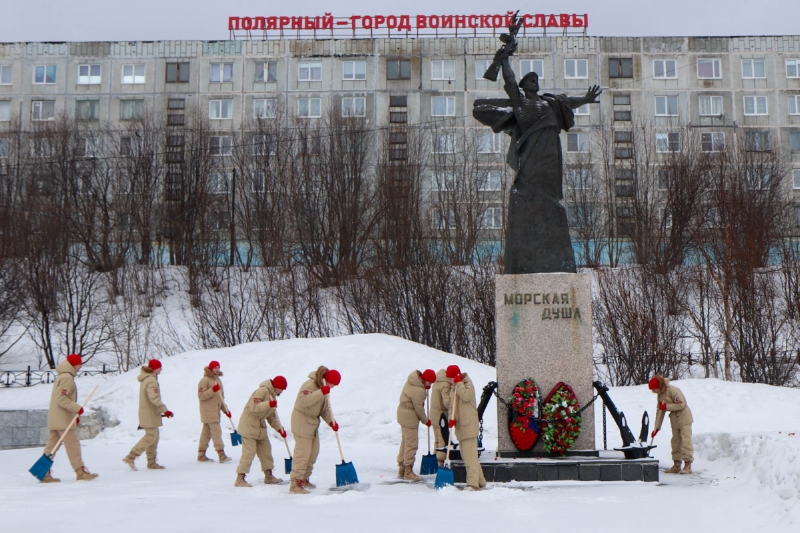 Юнармейцы города воинской славы Полярный приводят в порядок памятники воинам Великой Отечественной войны