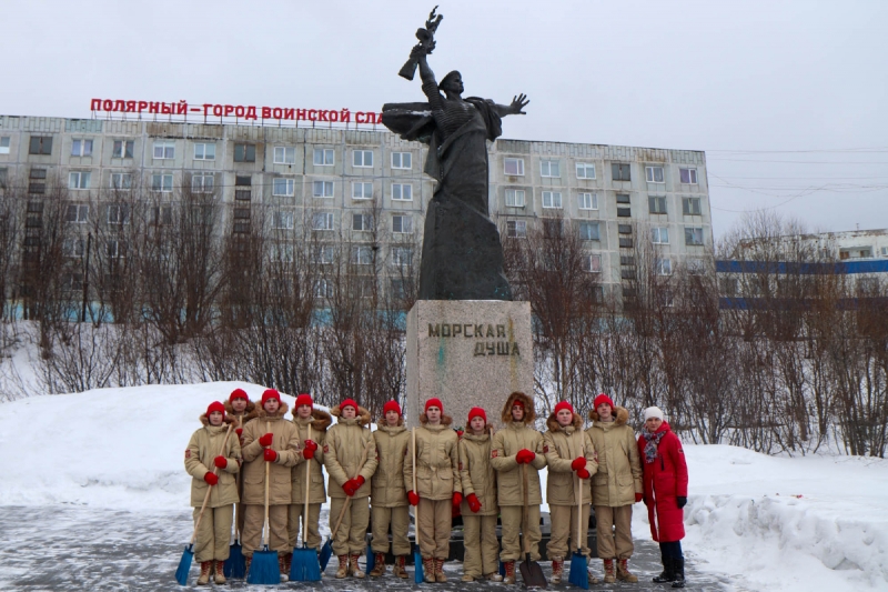 Юнармейцы города воинской славы Полярный приводят в порядок памятники воинам Великой Отечественной войны