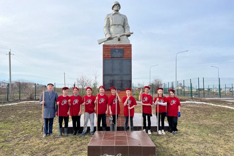 Юнармейцы Республики Татарстан продолжают облагораживать территории памятников, посвящённых подвигам советских граждан в годы ВОВ