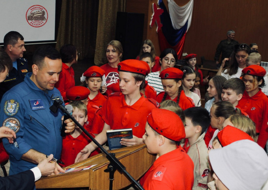 Космонавт Сергей Корсаков провел Гагаринский урок для юнармейцев в Киргизии