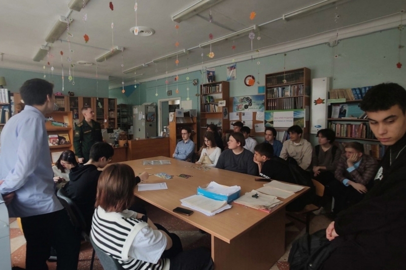 Курсант Тюменского высшего военно-инженерного командного училища провёл профориентационную встречу со школьниками