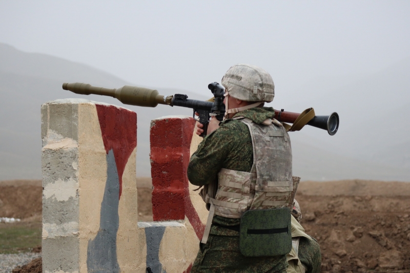 Российские гранатометчики учились уничтожать опорные пункты в горах Таджикистана