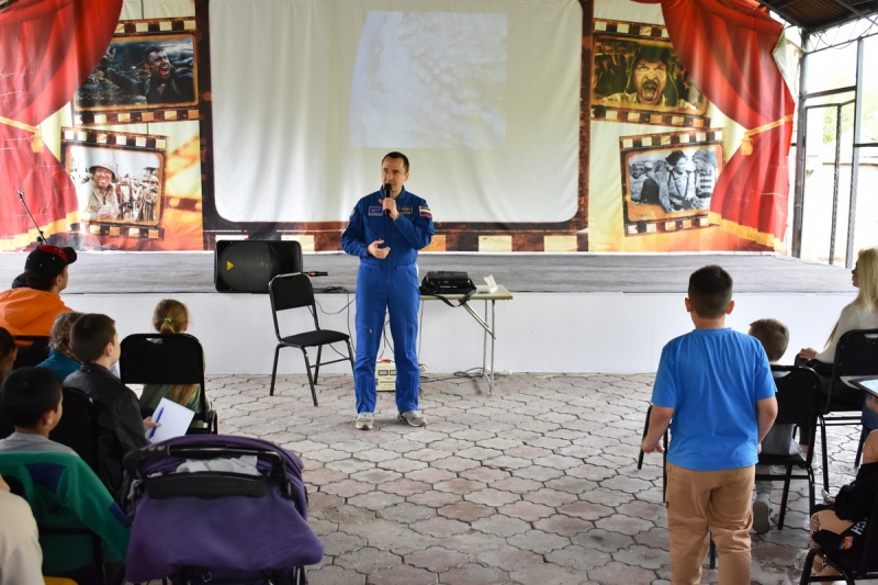 Российские военнослужащие и члены их семей встретились  с космонавтом-испытателем Петром Дубровым в Таджикистане