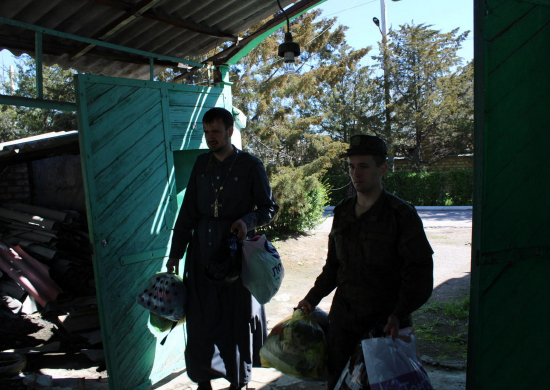 Российские военнослужащие передали гуманитарную помощь многодетным семьям Киргизии