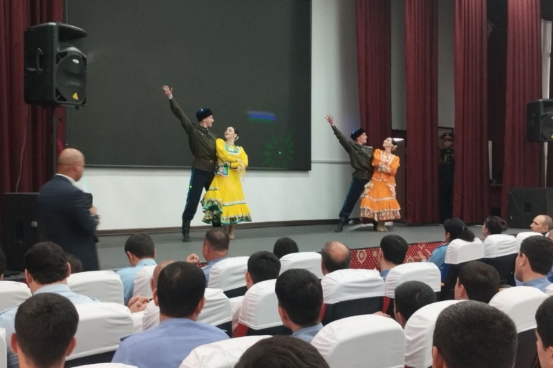 Российские военные артисты выступили для курсантов академии МВД Республики Таджикистан