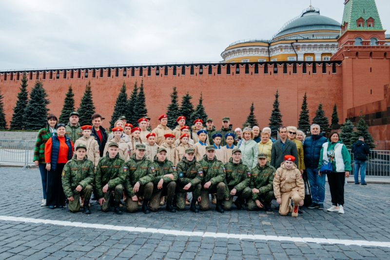 Сотрудники и участники клубных формирований ЦОК ВКС приняли участие в церемонии возложения цветов у Кремлевской стены
