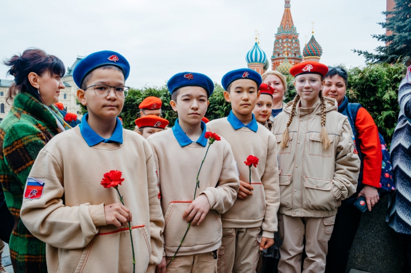 Сотрудники и участники клубных формирований ЦОК ВКС приняли участие в церемонии возложения цветов у Кремлевской стены