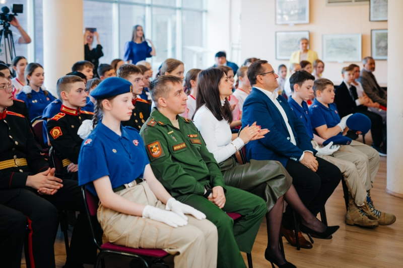 Специалисты ЦОК ВКС открыли фотовыставку «Семьи героев» в Культурном центре «Салют» в Москве