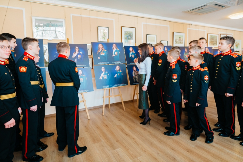Специалисты ЦОК ВКС открыли фотовыставку «Семьи героев» в Культурном центре «Салют» в Москве