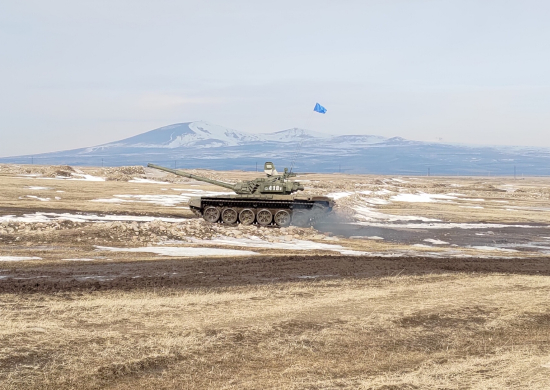 Танкисты ЮВО преодолели естественные и искусственные препятствия на полигоне в Армении