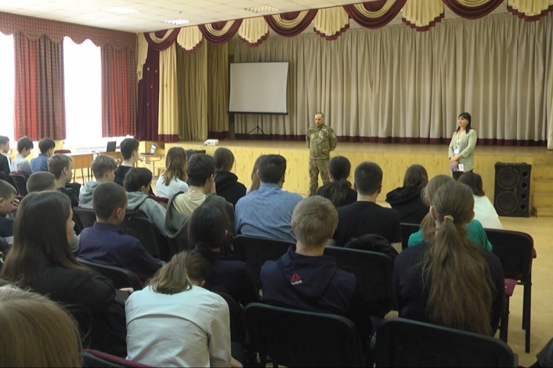 Участник СВО провел урок мужества для школьников Новосибирской области