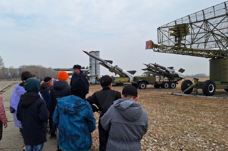 В Хабаровске школьники посетили одно из соединений ВВС и ПВО ВКС России