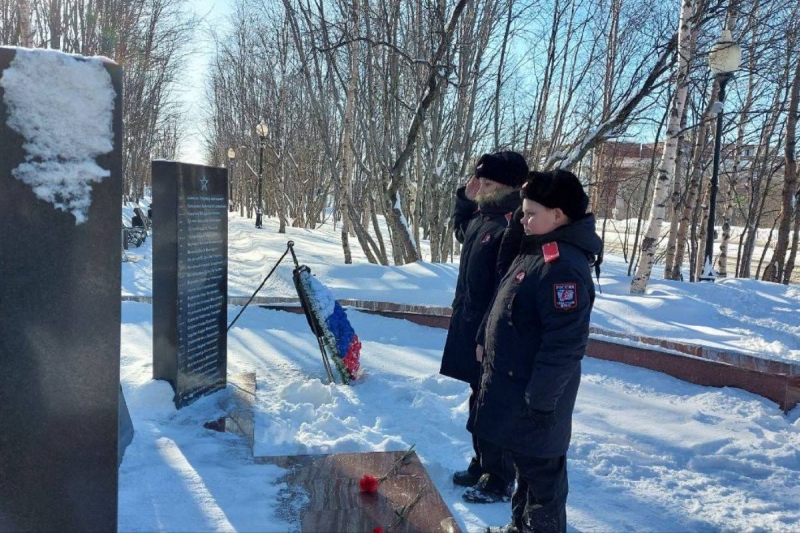 В Мурманске юнармейцы почтили память воинов, погибших в локальных конфликтах