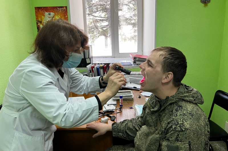 В полках дальней авиации на Дальнем Востоке все военнослужащие проходят вакцинацию от клещевого энцефалита