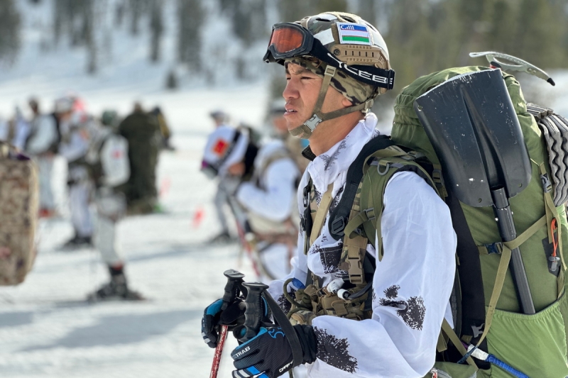 В рамках международного конкурса «Саянский марш» военные альпинисты семи стран преодолели 50 км горную трассу