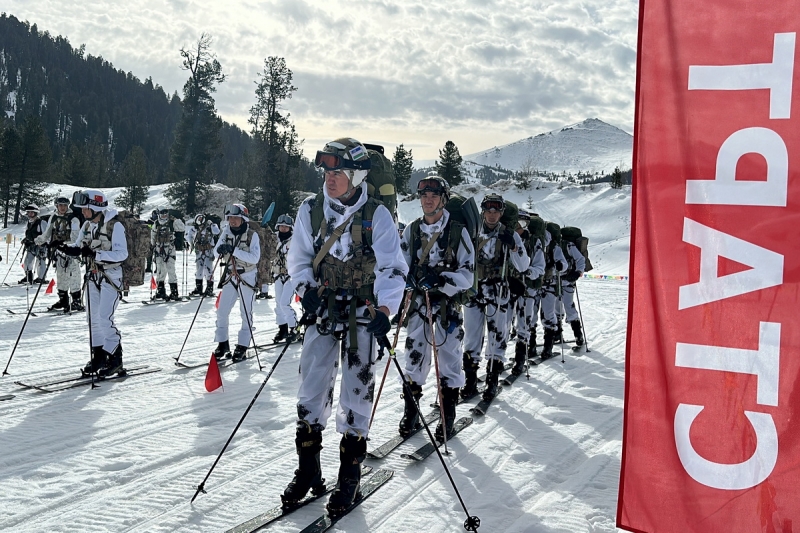 В рамках международного конкурса «Саянский марш» военные альпинисты семи стран преодолели 50 км горную трассу